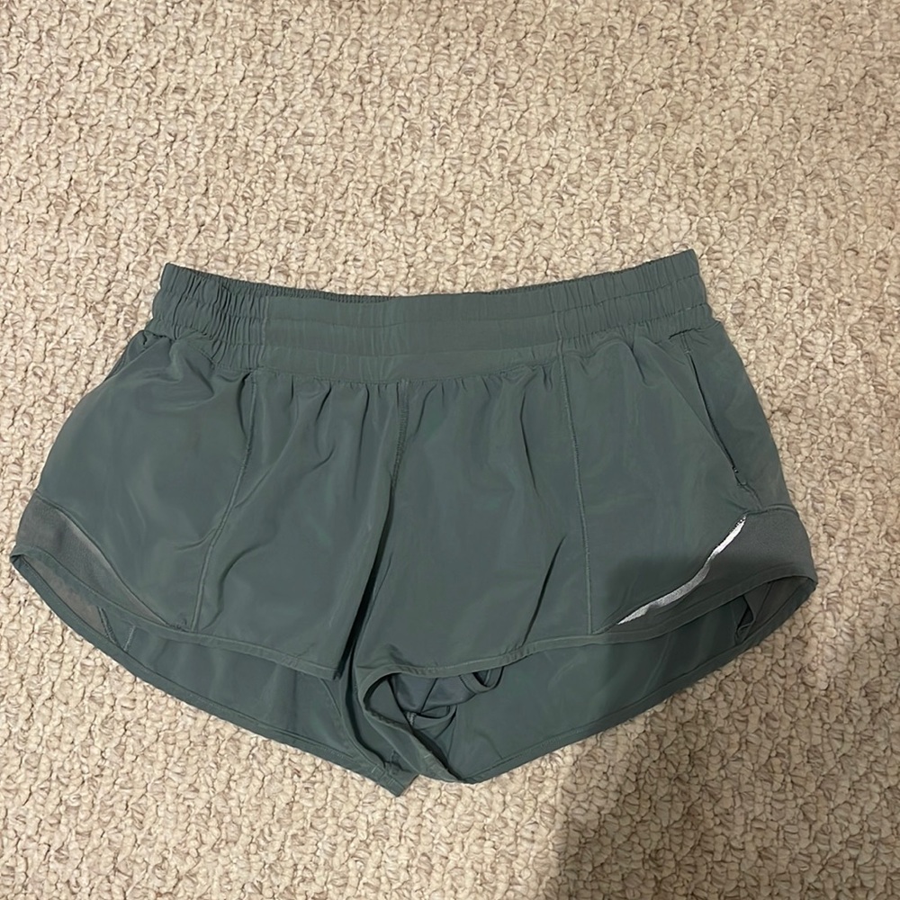 Lululemon hotty hot low rise shorts 2.5’